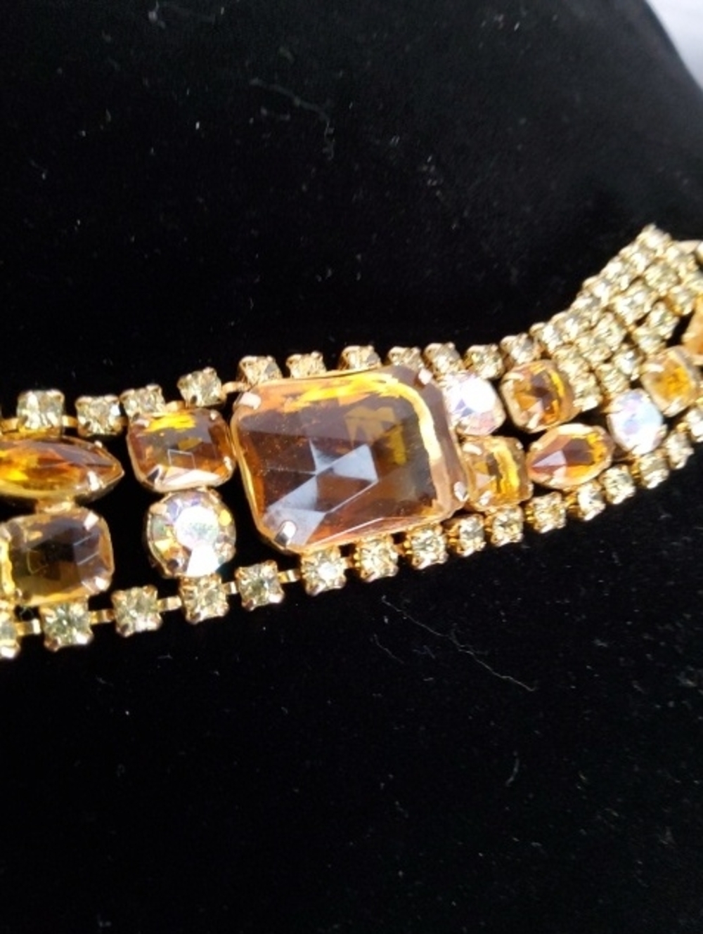 Vintage Goldtone Statement Bracelet. - Picture 3 of 8